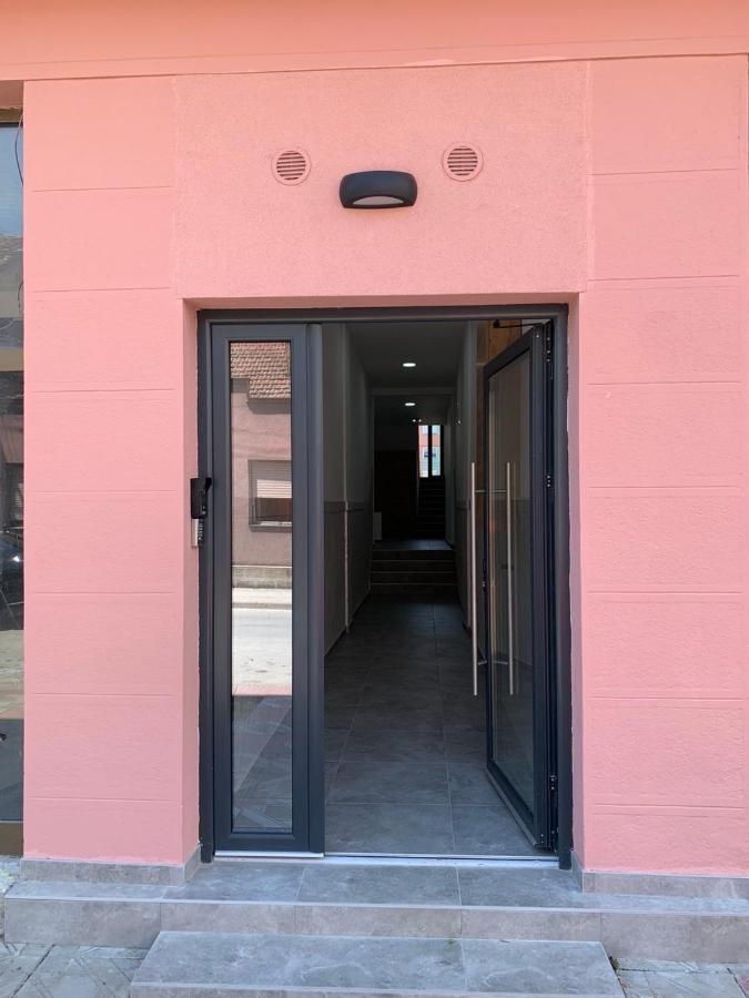 Pink House Apartments ยาโกดินา ภายนอก รูปภาพ