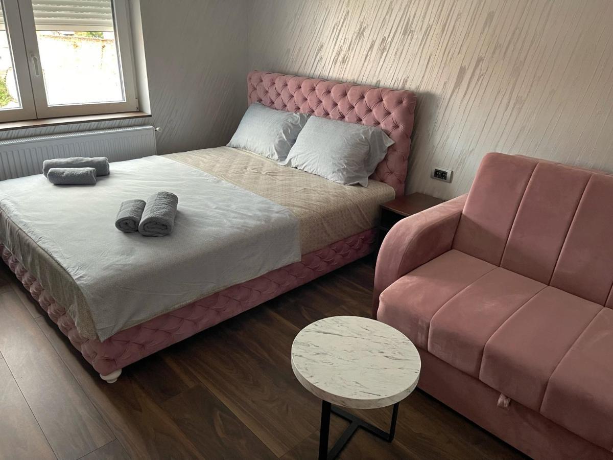 Pink House Apartments ยาโกดินา ภายนอก รูปภาพ